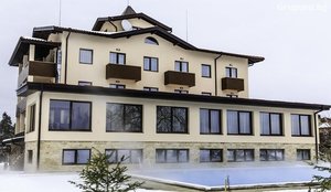 МИНЕРАЛЕН БАСЕЙН и СПА + нощувка със закуска за 2, 3 или 4 човека в хотел Никол, Долна Баня!