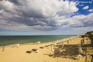 Нощувка със закуска само на 50м. от плажа през Септември в къща за гости Корал, Обзор