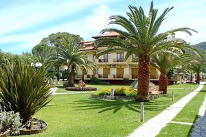ТОП СЕЗОН на брега на морето в хотел Vergos, Халкидики! Нощувка със закуска за двама или двама с две деца на ТОП ЦЕНИ